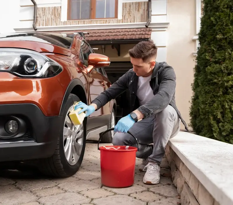 Lavage auto à domicile Nieuil-l'Espoir : professionnel intervenant sur un véhicule
